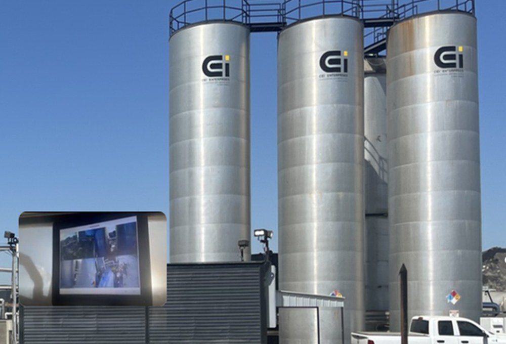 Bitumen plant with a VICAS display unit mounted beside the silos